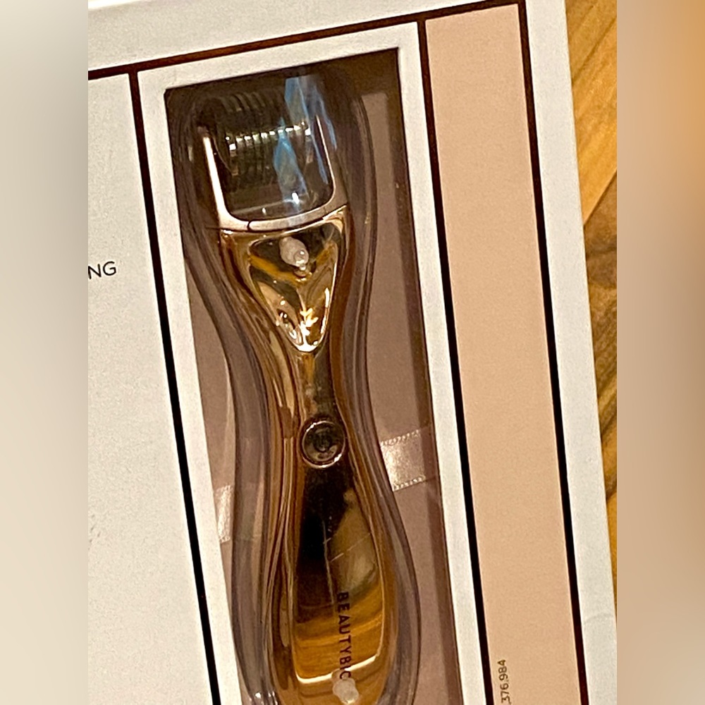 New BeautyBio GloPro microneedle facial tool-rose gold + 3 microtip atta… - Picture 6 of 7